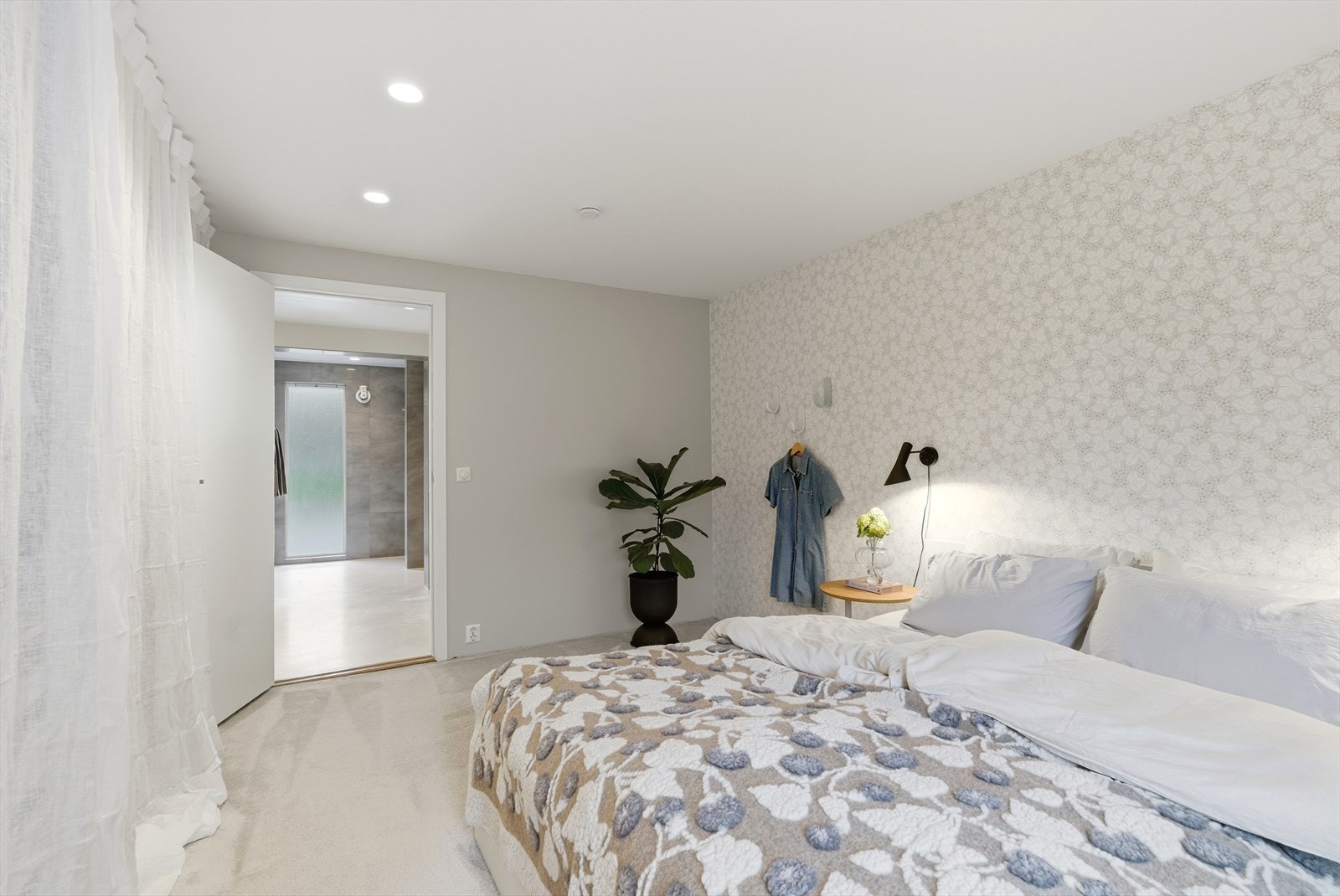 Rommet har en større garderobeløsning, og rikelig med plass til dobbeltseng og ønsket møblement. Galleribilde