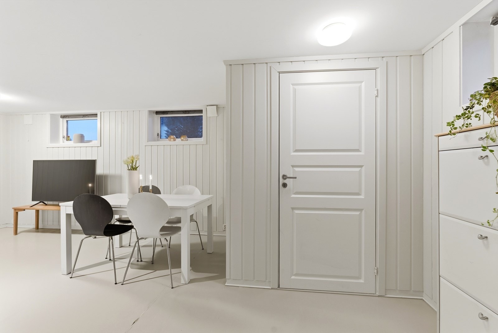 Leiligheten består av gang, stue/spisestue, kjøkken, soverom, toalettrom og baderom. Galleribilde