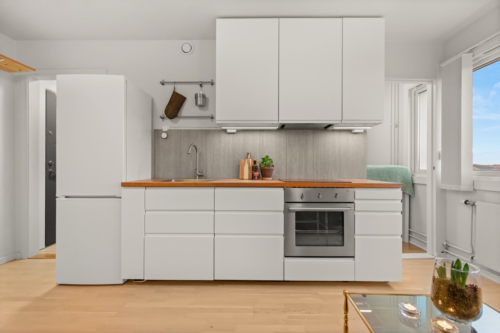 Kjøkkenet er utstyrt med integrert induksjonstopp, stekeovn og oppvaskmaskin. Galleribilde