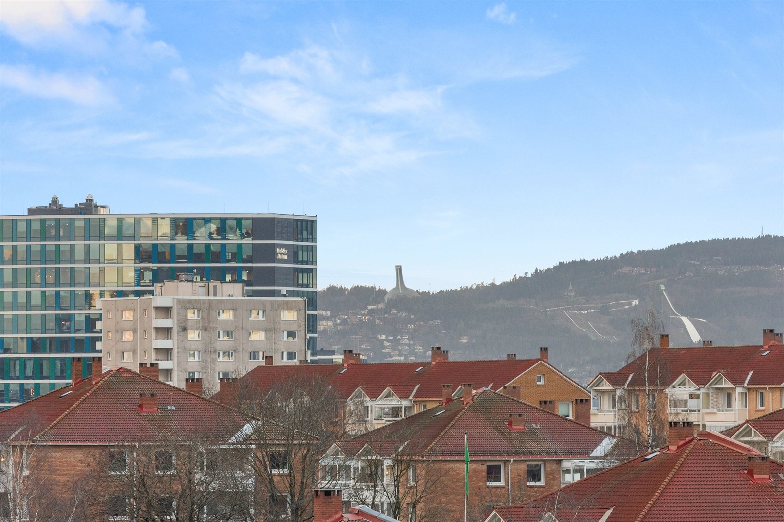 Utsikten strekker seg mot marka, som byr på flotte turmuligheter året rundt. Galleribilde