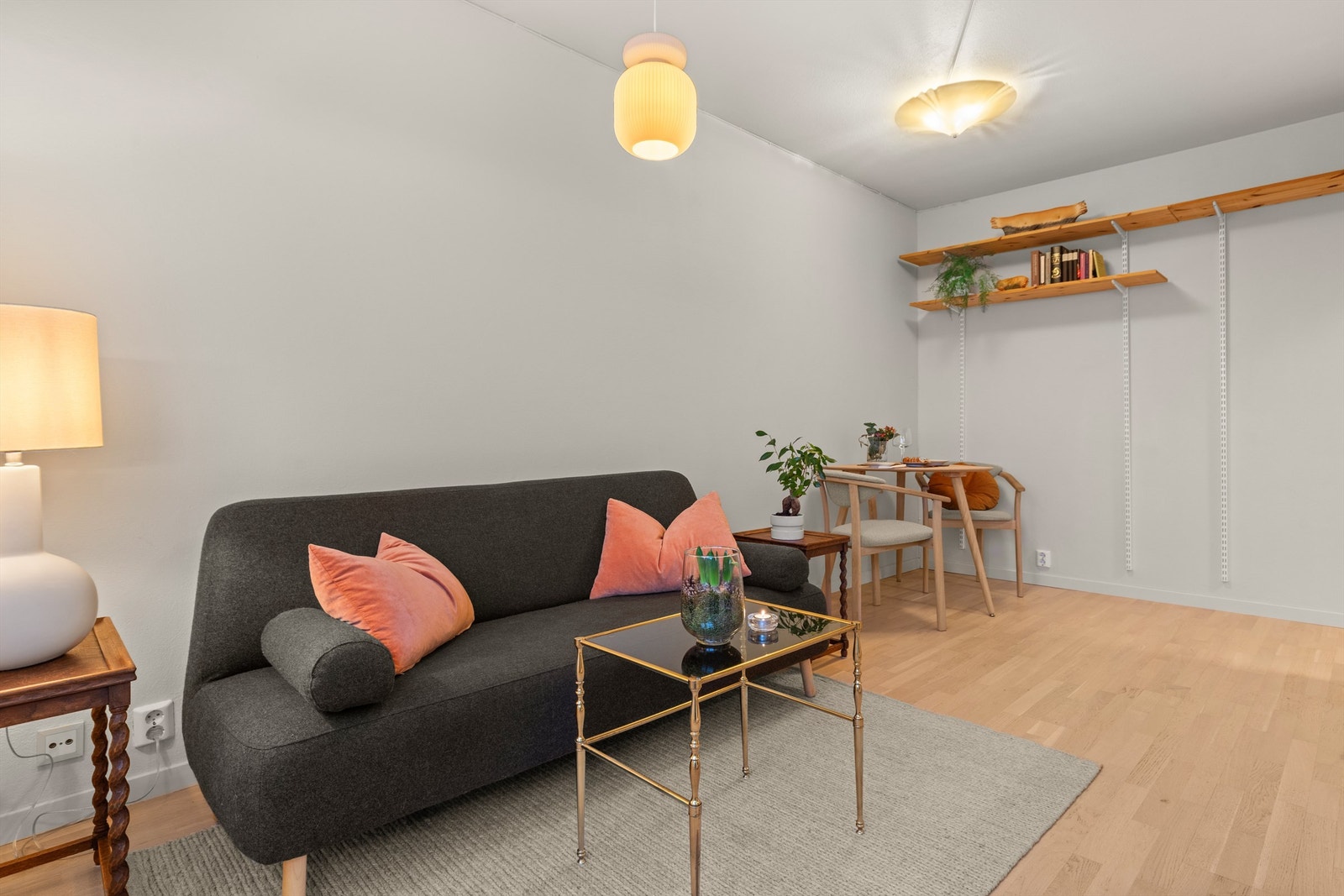 Det er god plass til en romslig spisegruppe. Galleribilde