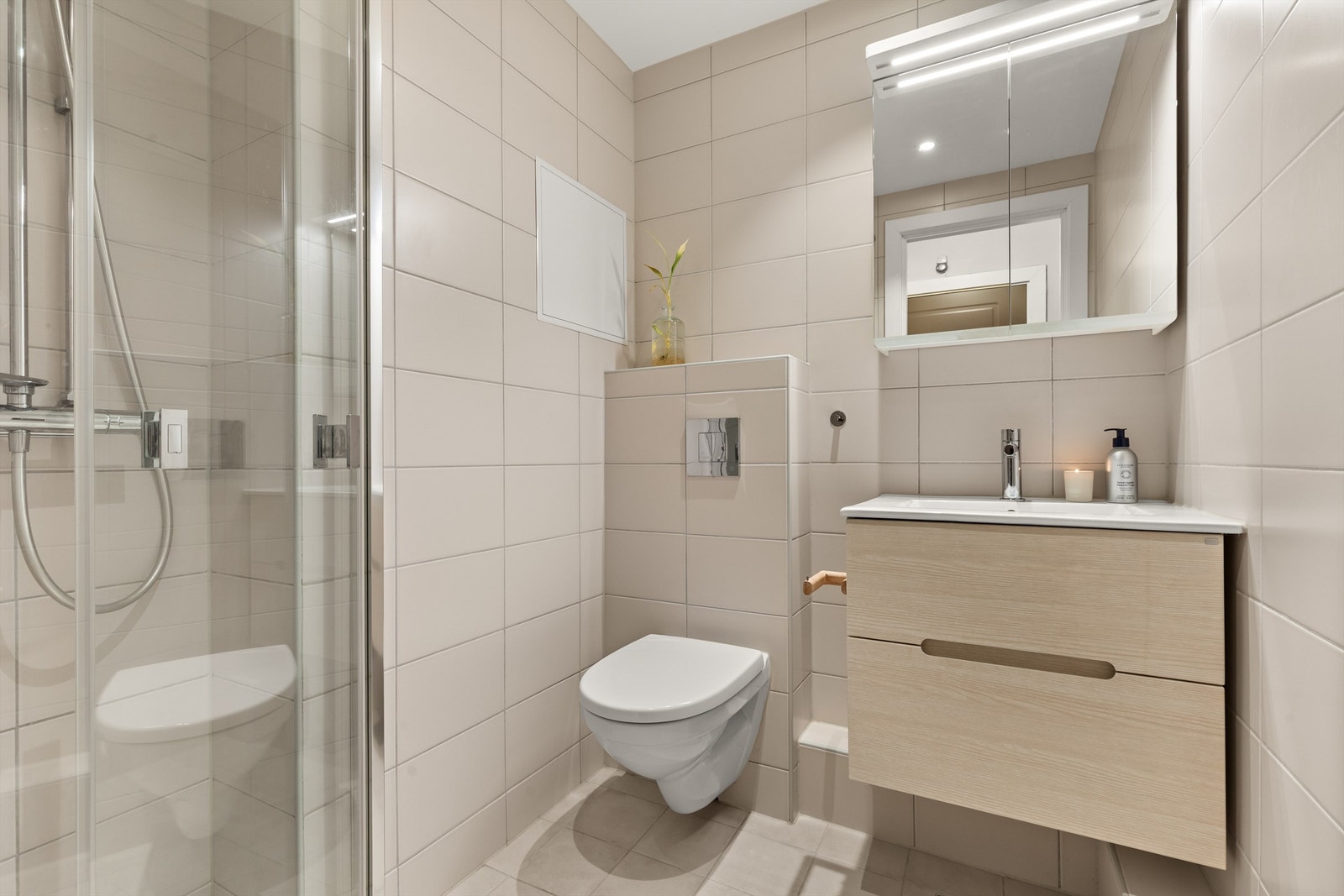 Badet ble totalrenovert i regi av borettslaget i 2018 og har pent flislagte overflater. Galleribilde