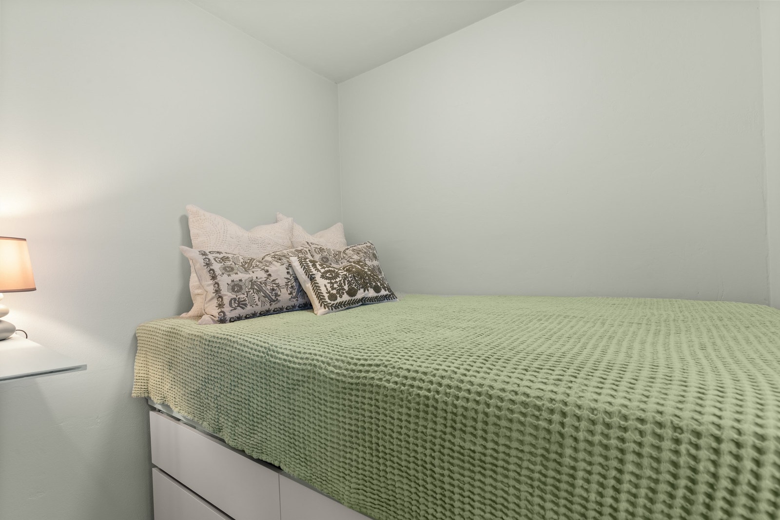 Smart soverom, etablert i leilighetens tidligere kjøkkenareal for optimal planløsning. Galleribilde