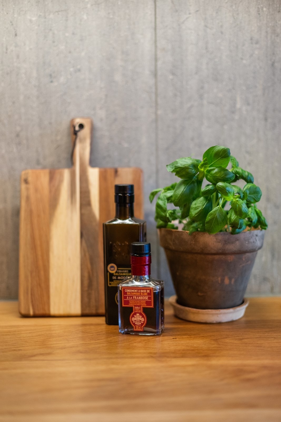 Benkeplate i heltre gir en varm kontrast til de lyse, tidløse frontene. Galleribilde