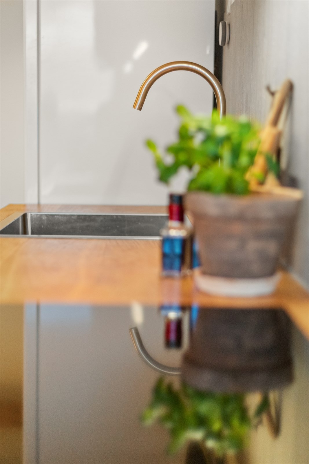 Moderne og funksjonelt med nedfelt vaskekum og kullfilterventilator over kokesonen. Galleribilde