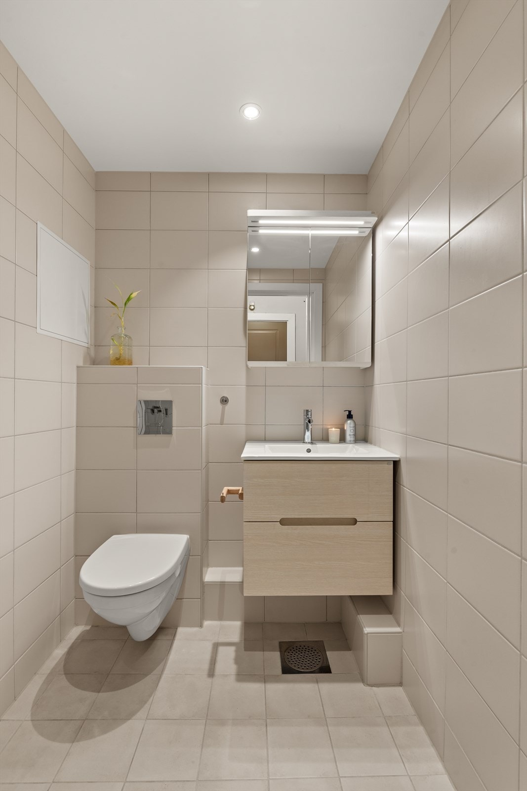 Her er det elektrisk gulvvarme, vegghengt klosett og servantinnredning med speilskap. Galleribilde