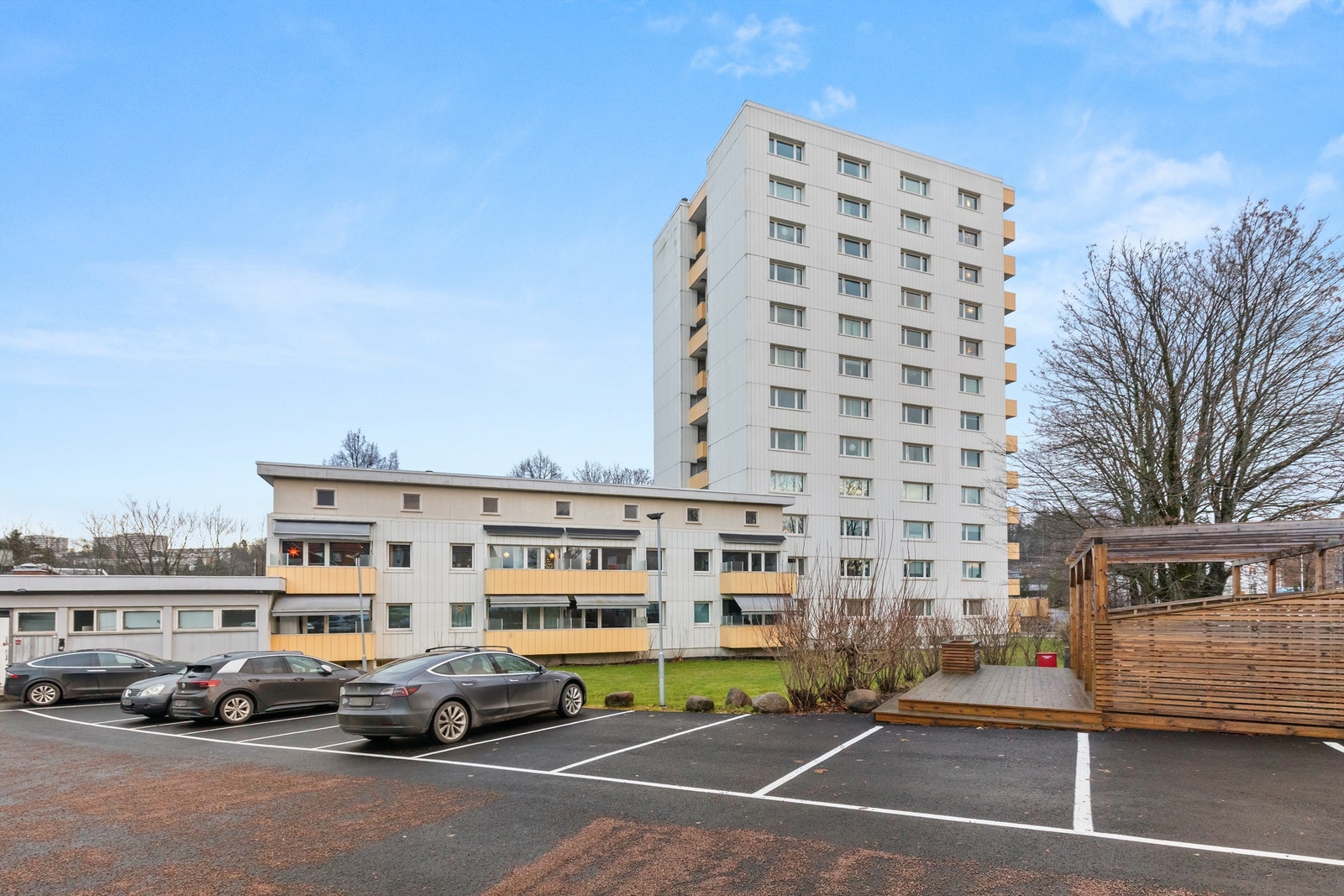 Parkering på fellesområdet etter "første mann til mølla"-prinsippet. Galleribilde