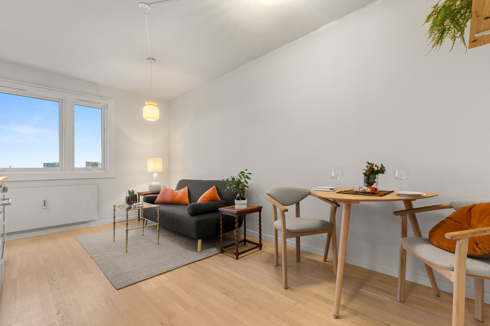 Store vindusflater slipper inn rikelig med lys og skaper en lys og luftig atmosfære. Galleribilde