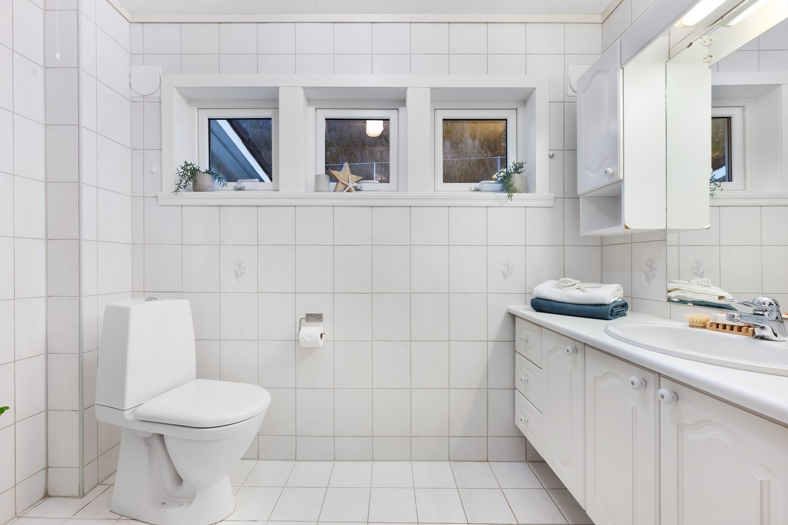 Baderom 1.etg. Her er det satt inn nye vinduer i 2025. Galleribilde