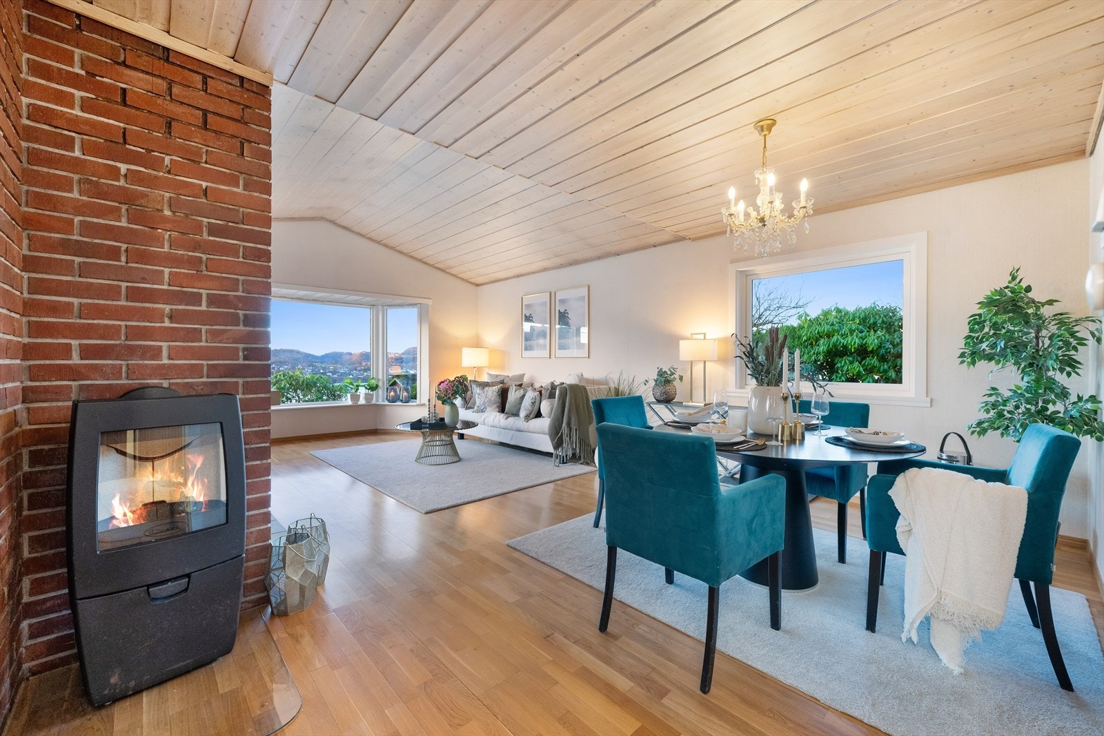 Stor og god stue. Ny rentbrennende peisovn. Galleribilde