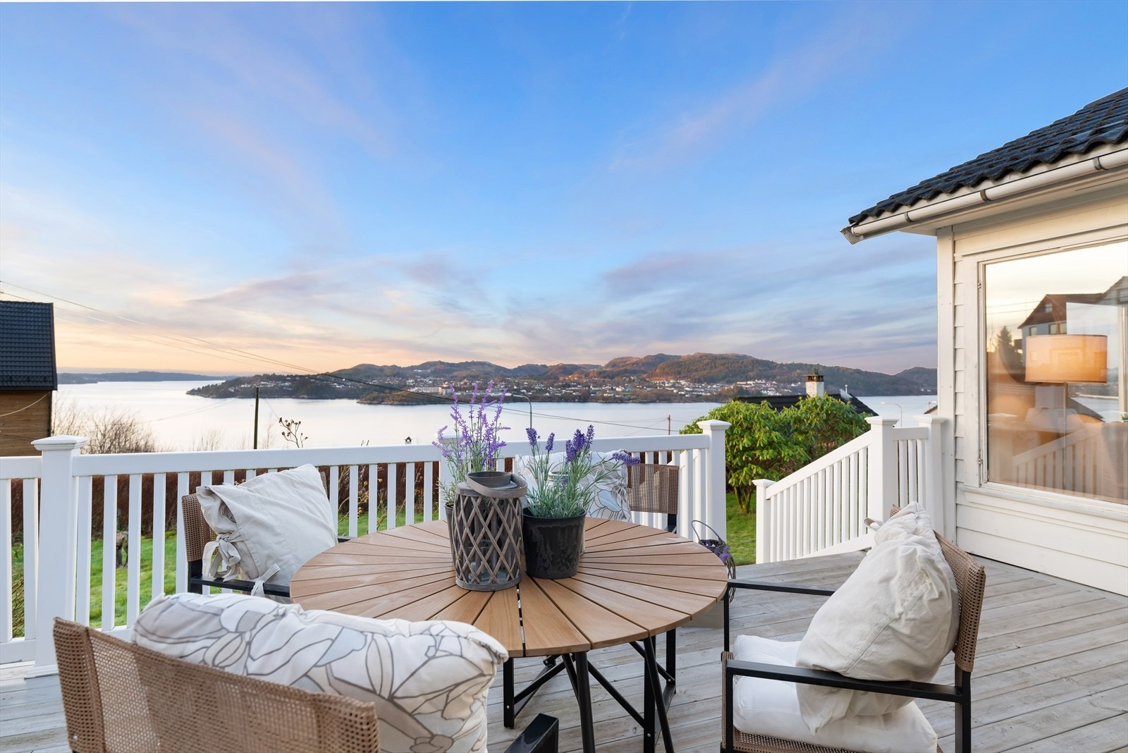 Nydelig solforhold og utsikt fra terrasse i front. Galleribilde