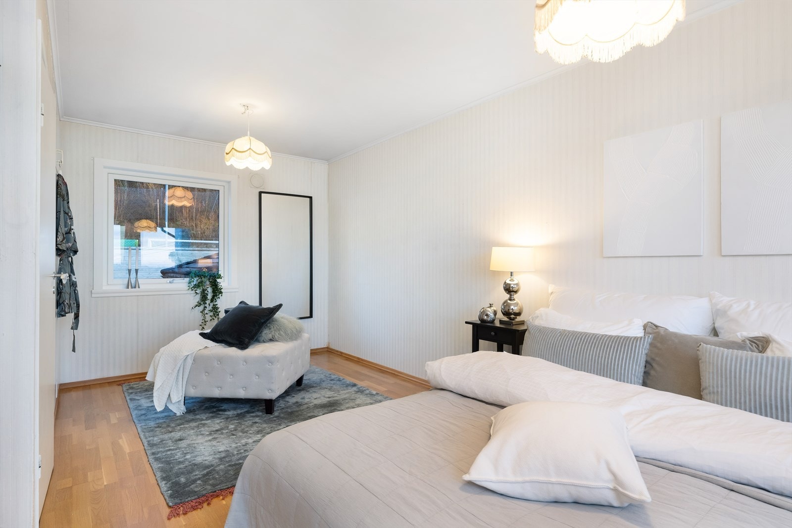 Hovedsoverommet er av meget god størrelse og består i utgangspunktet av to soverom som er åpnet opp. Dette kan tilbakestilles til slik de originale byggetegningene er om ønskelig. Galleribilde