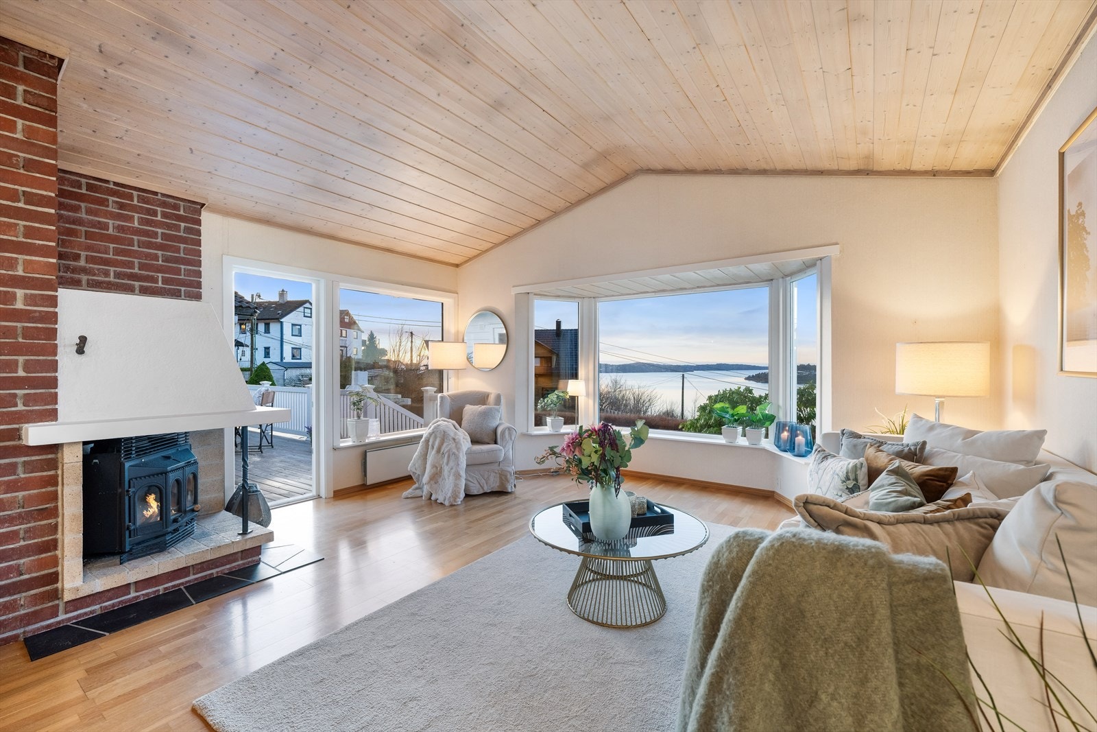 Stor og lys stue med mange forskjellige møbleringsmuligheter. Galleribilde