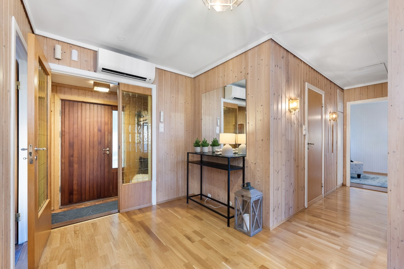 Entré/ vindfang og gang. Montert varmepumpe over dør fra 2019. Galleribilde