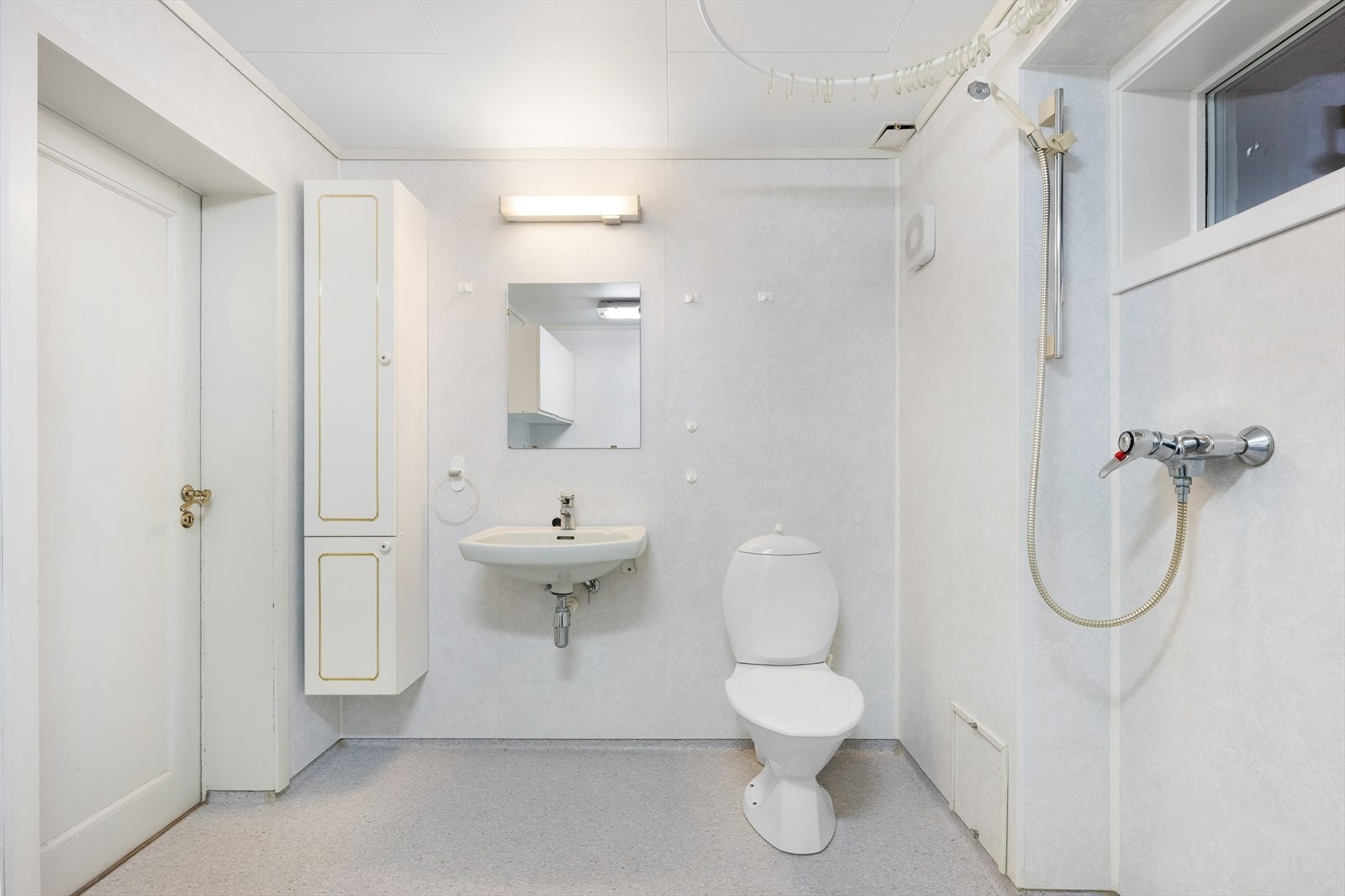 Vaskerom U.etg. Satt inn dusj og wc i seinere tid. Dette er ikke byggemeldt endring av rommet. Galleribilde