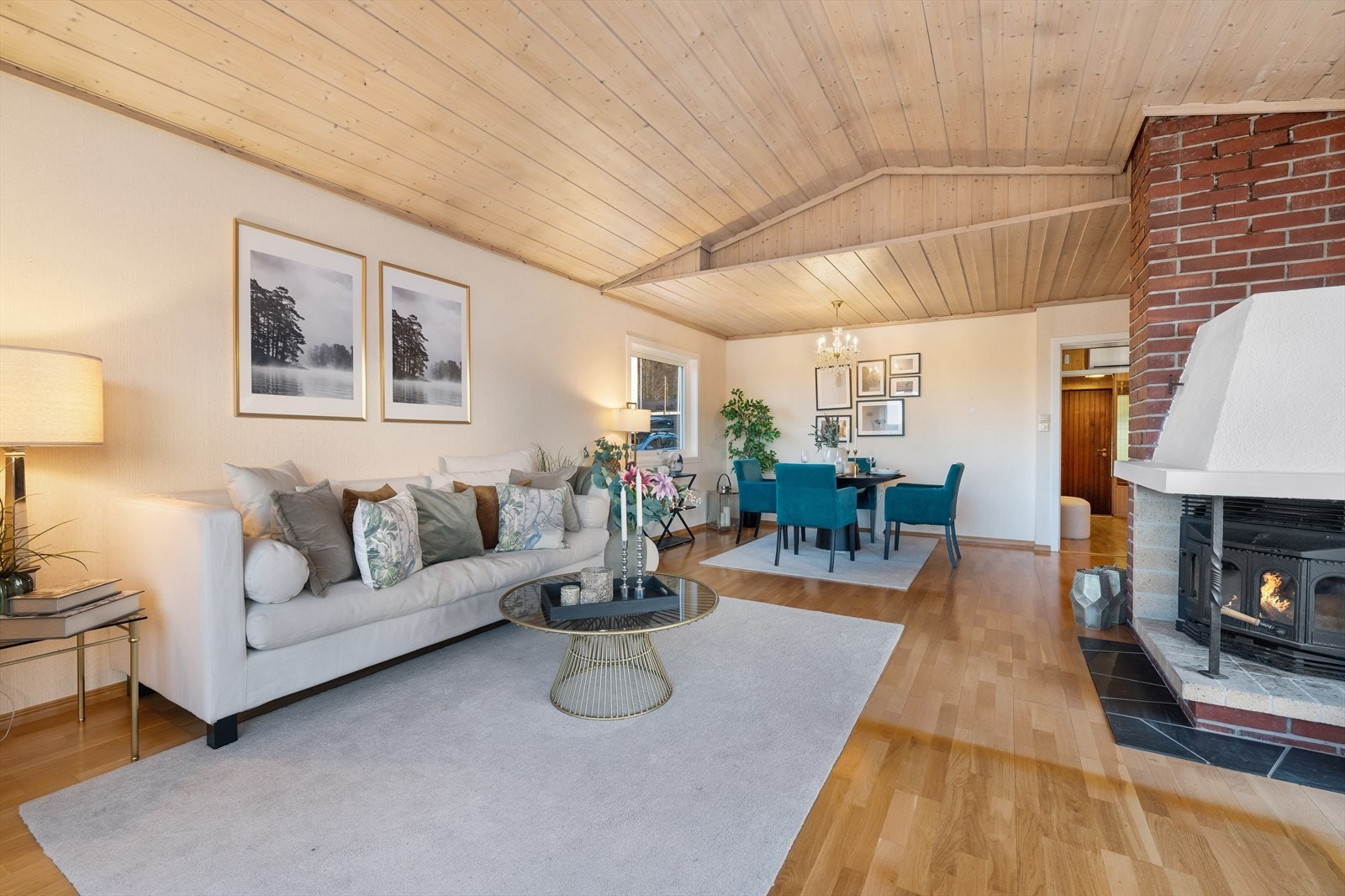 Nydelig stue med vindusflater på tre vegger hvor man får inn mye naturlig lys. Galleribilde