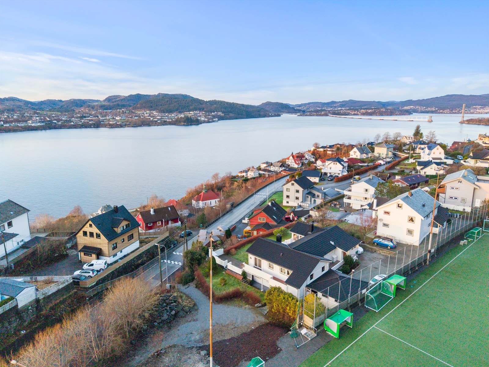 Fra boligen har man fjordutsikt og utsikt over Nordhordlandsbroen, frekhaug og Askøy. Fra hagen kan man se mot Flatøy. Galleribilde