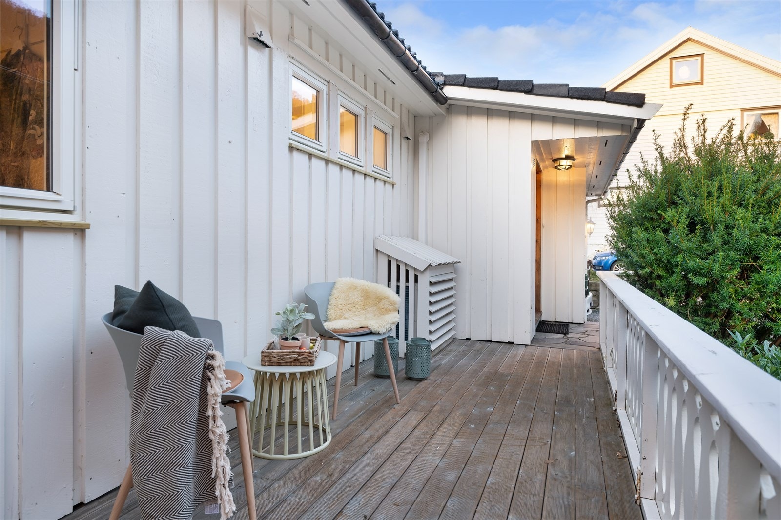 Terrasse ved inngangspartiet. Galleribilde