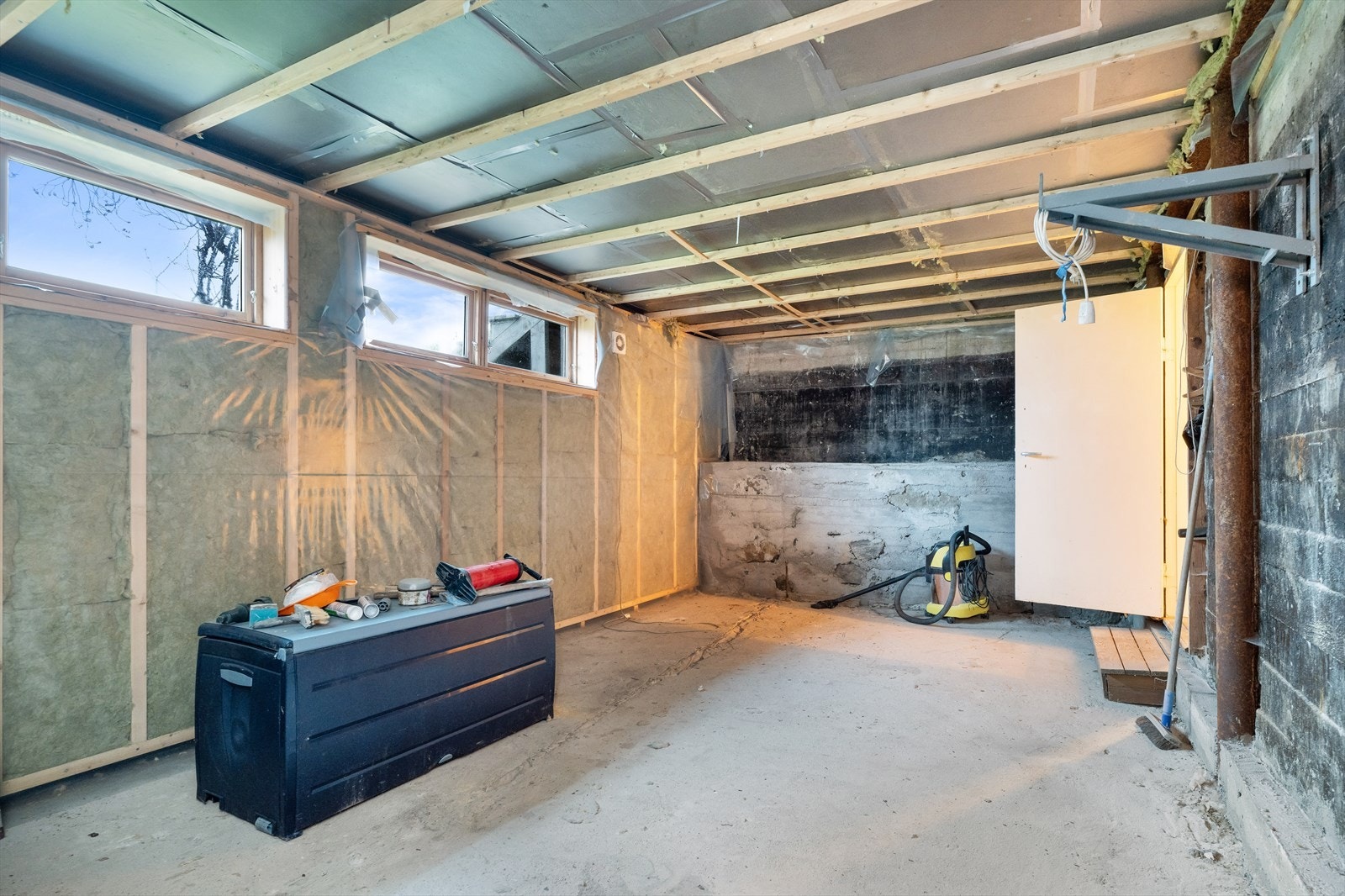 Bod under terrasse. Ikke byggemeldt rom. Fremkommer på fasadetegninger i forbindelse med påbygg. Foreligger ikke innvendige tegninger. Galleribilde