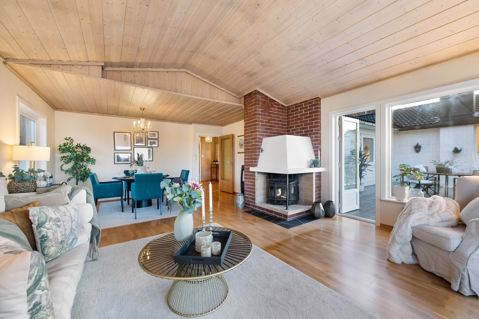 Stor og god stue med spisestue. God takhøyde og mye naturlig lys. Peis med moderne peisovn. Utgang til Terrasse. Galleribilde