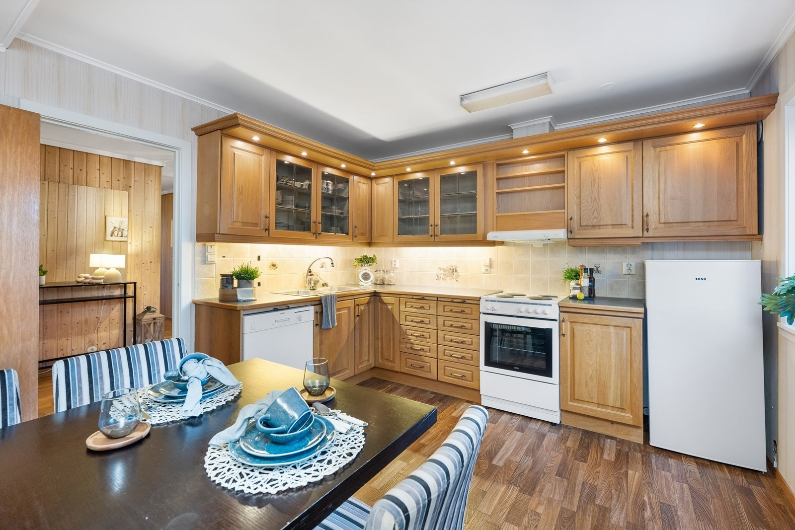 Stort kjøkken med god plass til spisebord og godt med skap og benkeplass. Galleribilde