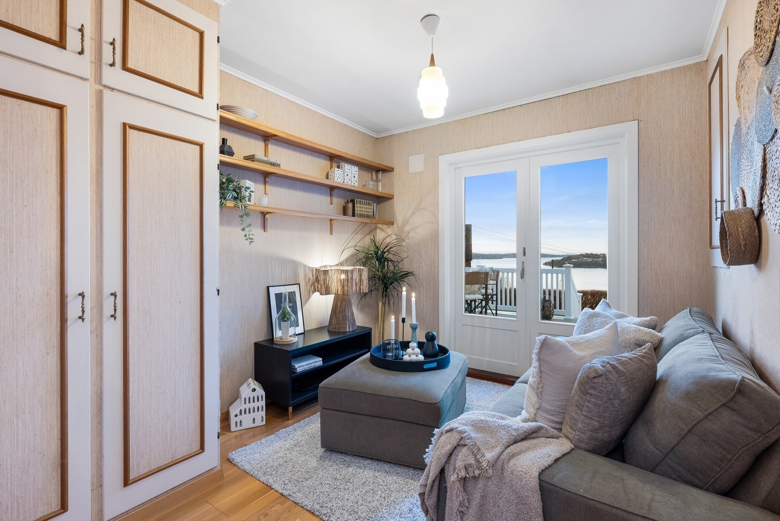 Soverom 2/ brukt som tv-stue. Rommet er åpnet opp mot gang og det må settes inn dør for å tilbakestille det til soverom som originalt. Satt inn terrassedør i seinere tid. Dette er ikke byggemeldt. Galleribilde