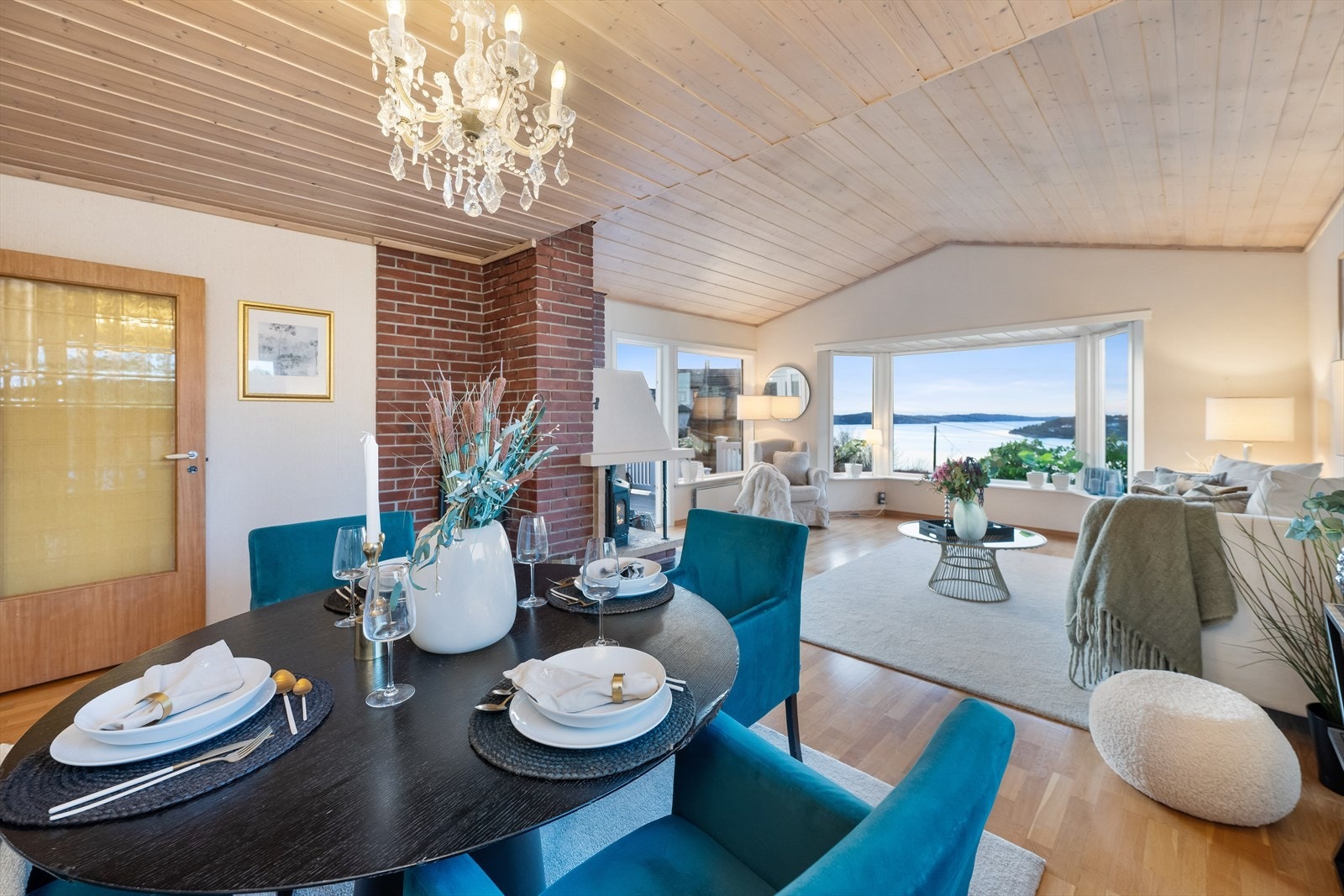 God plass til spisebord i stue. God plass til div. møbleringsmuligheter. Galleribilde