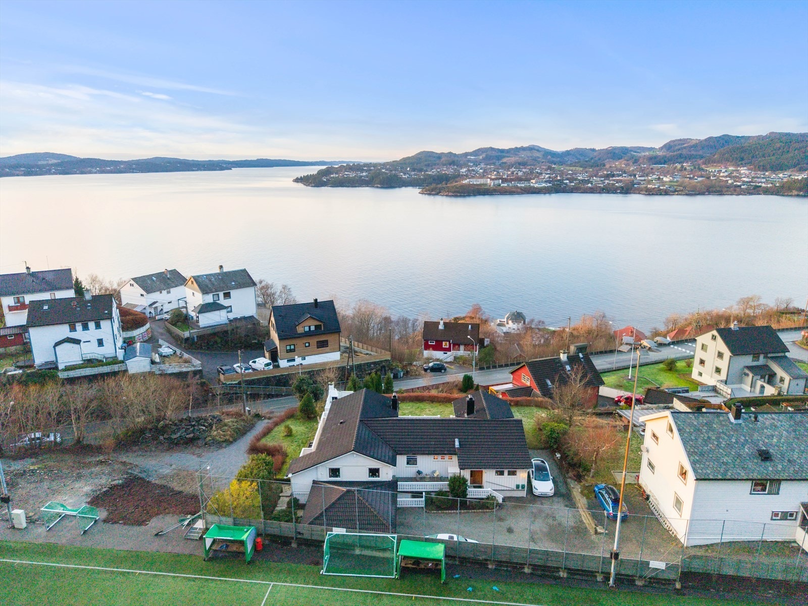 Boligen ligger rett ved Bergen Nords fotballbane og har i tillegg snarvei ned i hovedveien med bussholdeplass. Galleribilde
