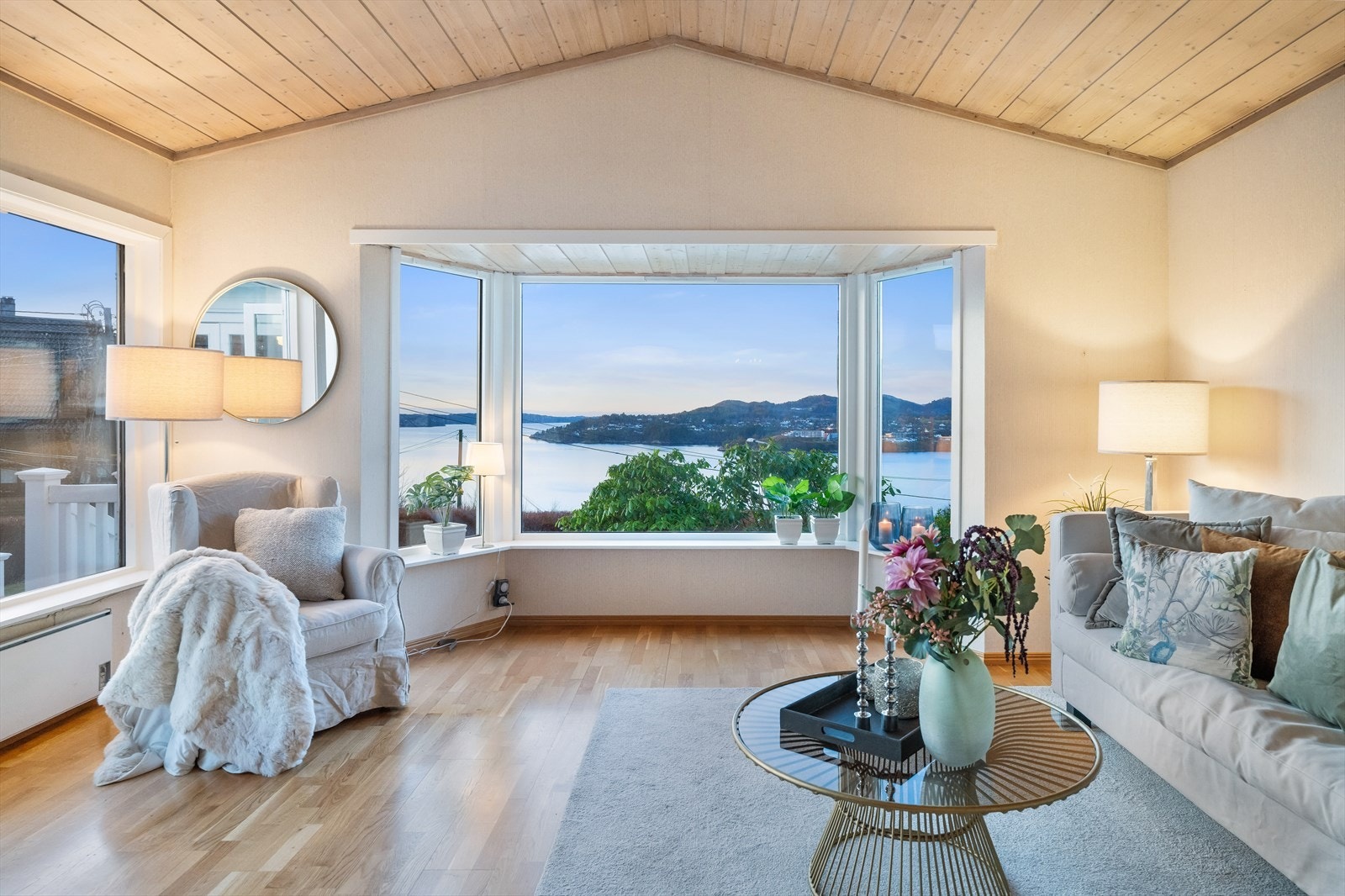 Det du måtte trenge på et plan med en nydelig utsikt over byfjorden. Galleribilde