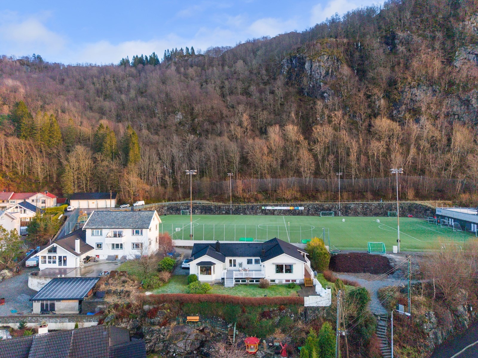 Oversikt over nærområdet. Fotballbanen ligger rett ved. Kort vei til lek og moro. Galleribilde