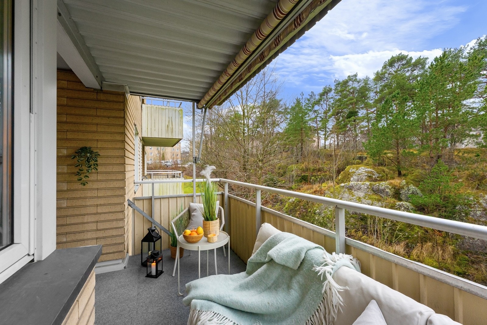 Dersom du ønsker et større uteareal har beboerne tilgang på flott felles takterrasse med møblement kun en heistur unna Galleribilde