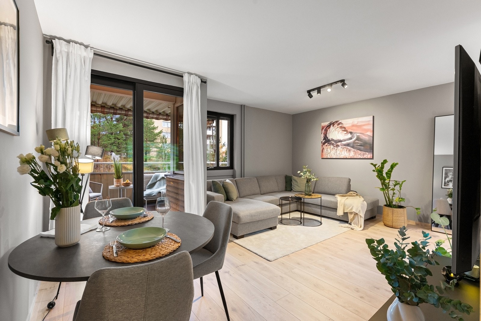 23stueLeiligheten har en lys og luftig stue med store vindusflater som gir rikelig med naturlig lysinnslipp Galleribilde