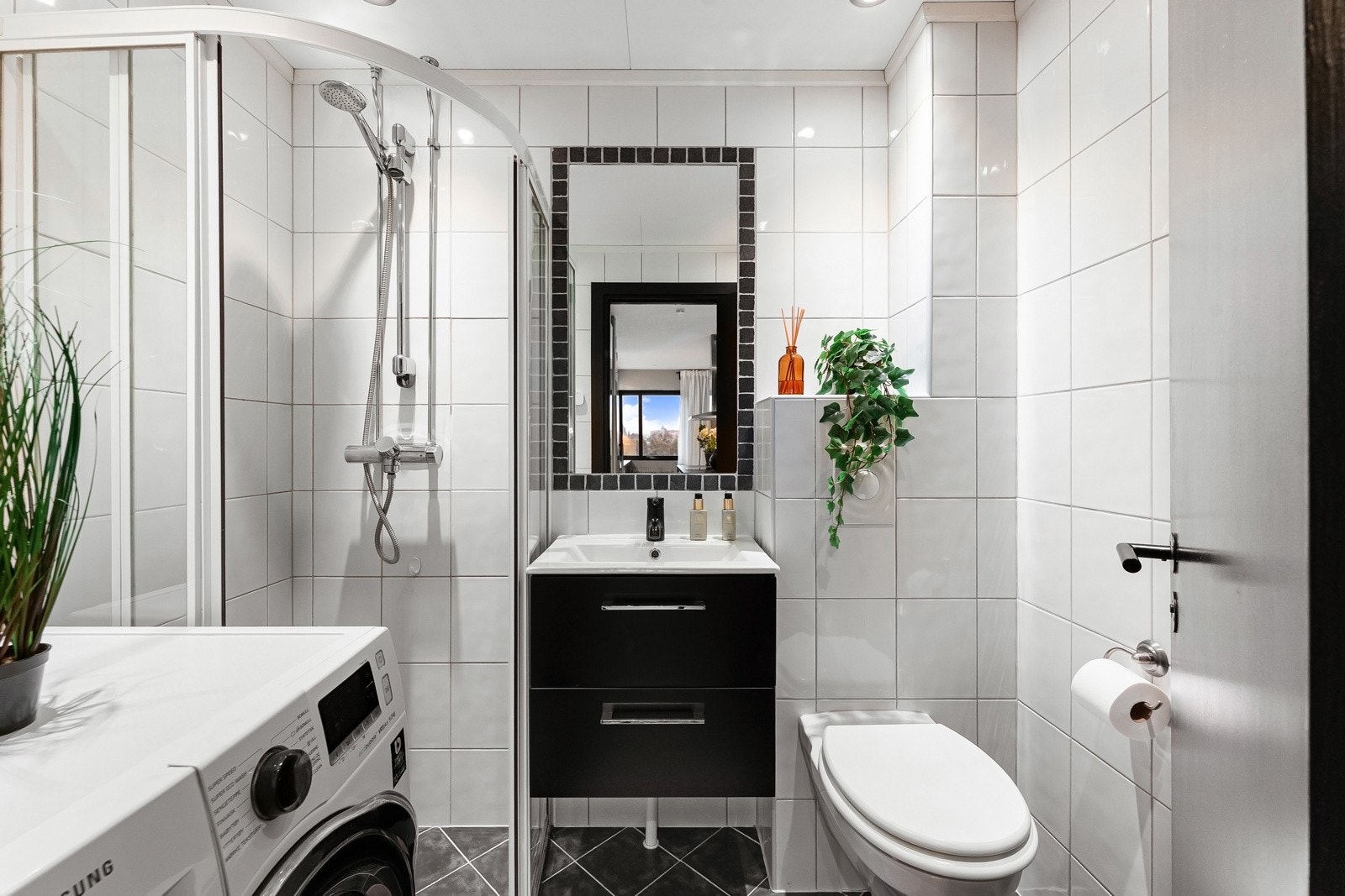 Servantskap med glatte fronter og heldekkende servant, med innfelt speil over. Badet har avtrekksventilasjon som gir effektiv fjerning av fuktighet, og sikrer et godt inneklima Galleribilde