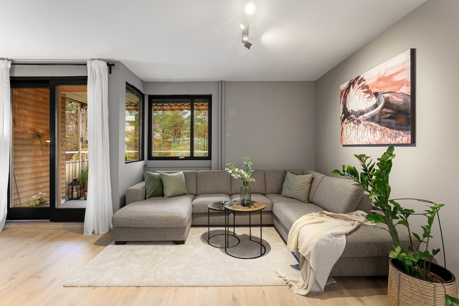 Her får du mange møbleringsmuligheter etter behov, med plass til sofa, tv-møblement og spisebord Galleribilde