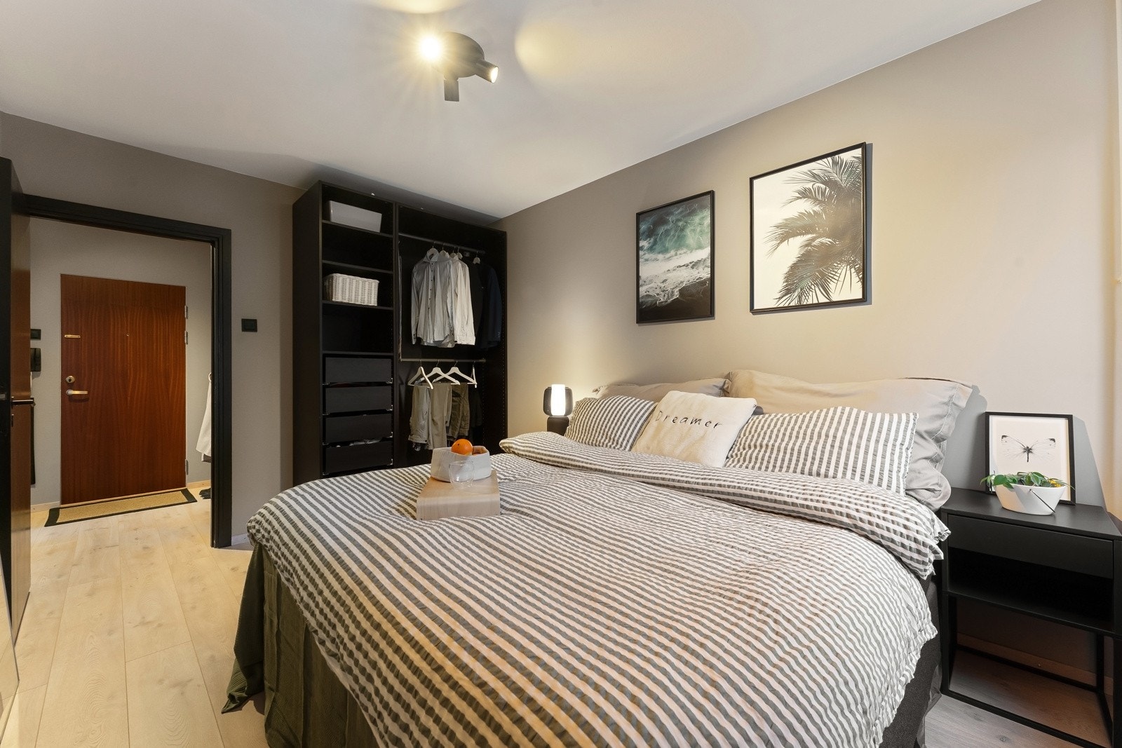 Videre kommer du inn til leilighetens romslige soverom, med plass til dobbeltseng, nattbord og oppbevaring i medfølgende garderobeskap Galleribilde