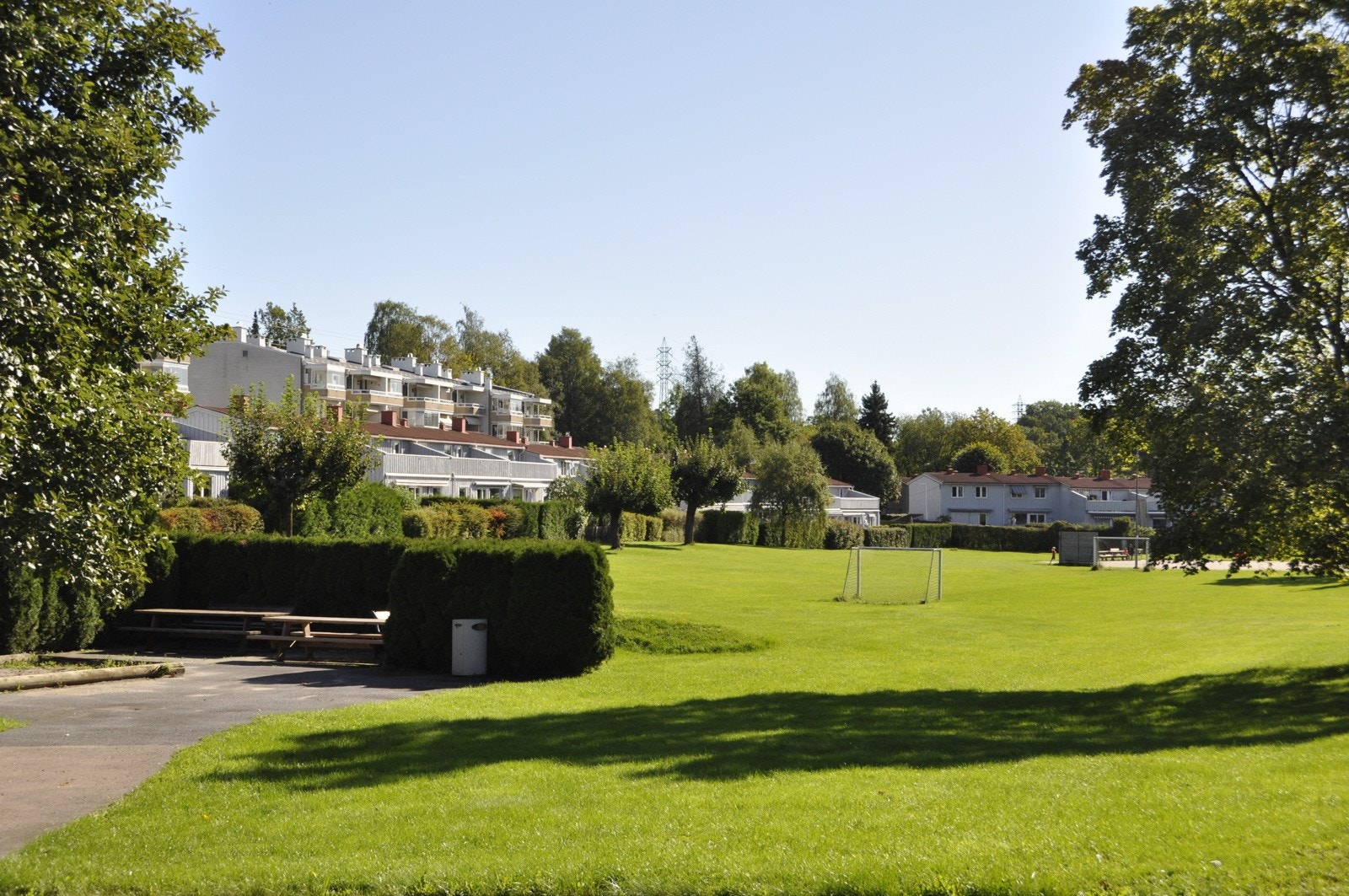 Fellesområdene innbyr til sosialt samvær og avslapning - spill volleyball, nyt frukttrærne eller trekk deg tilbake i grønne omgivelser. Foto: Lars-Erik Ulvund Galleribilde