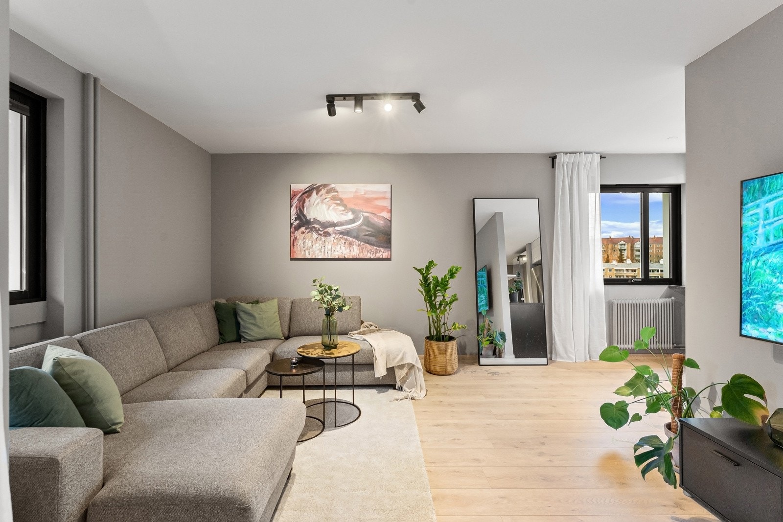 Rommet er i likhet med resten av boligen malt i lyse farger, som gir en luftig romfølelse Galleribilde