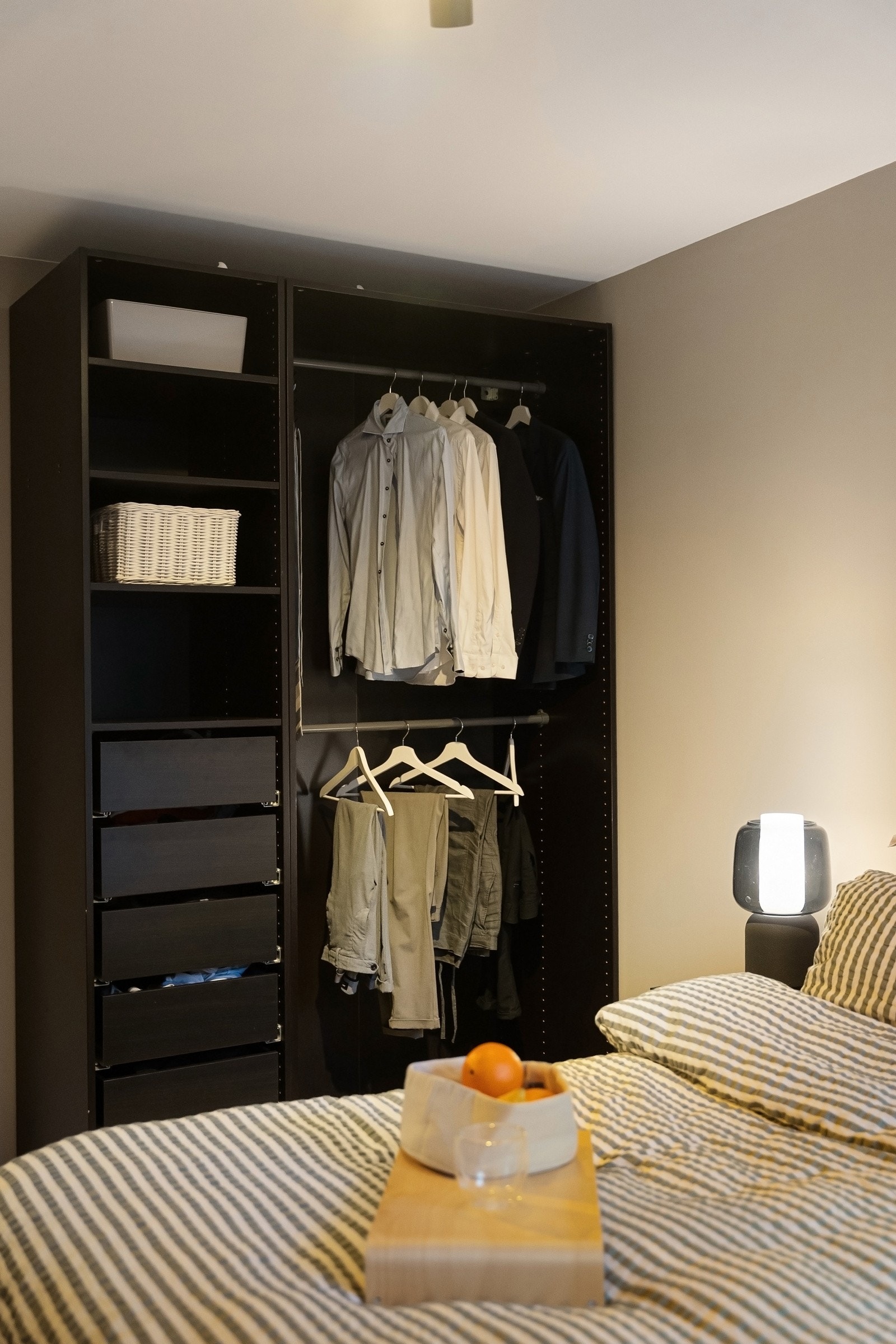 Rommets størrelse gir også mulighet for en skrivepult til hjemmekontor, eller ytterliggere oppbevaringsløsninger om ønskelig Galleribilde