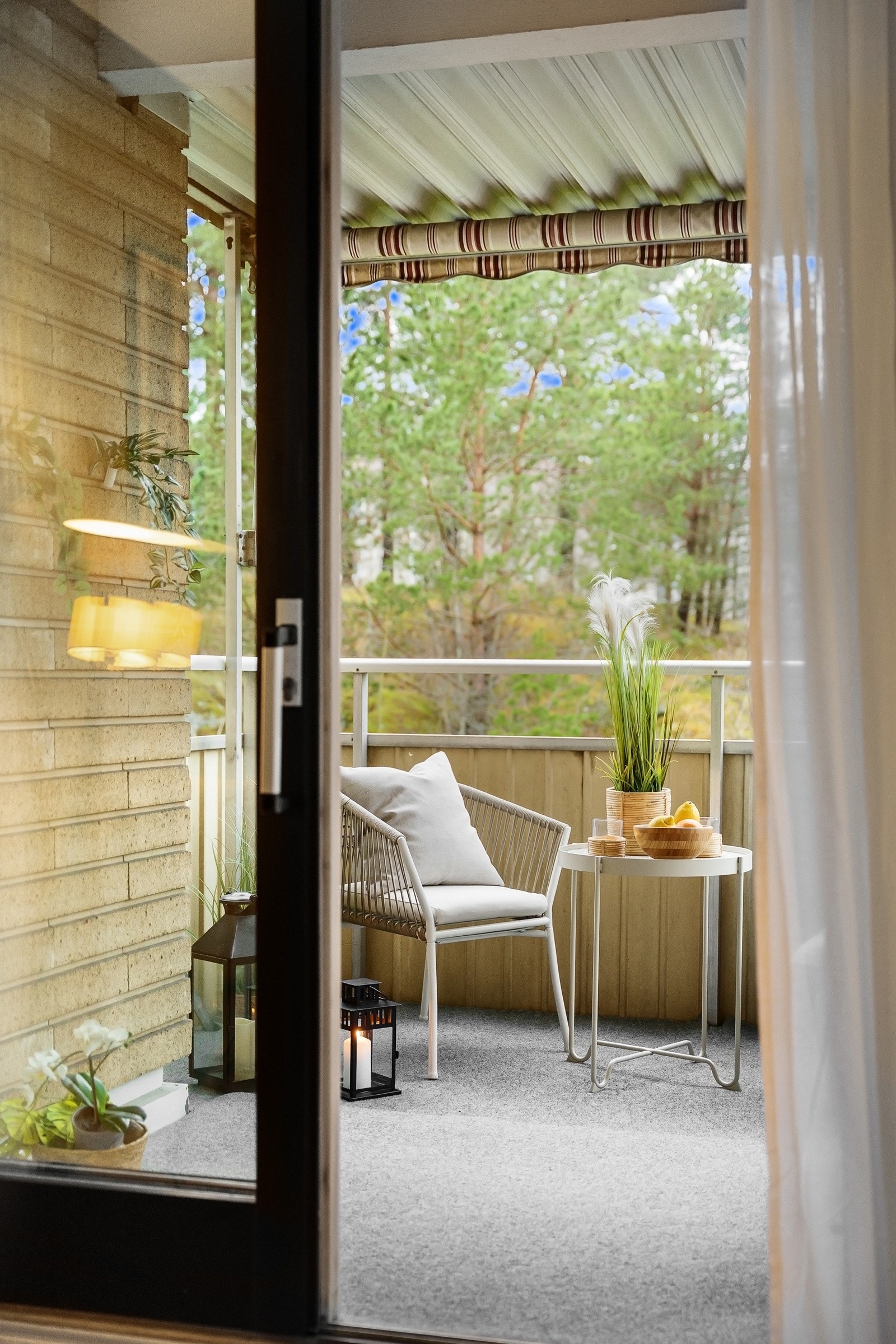 Fra stuen er det utgang til leilighetens solrike balkong Galleribilde