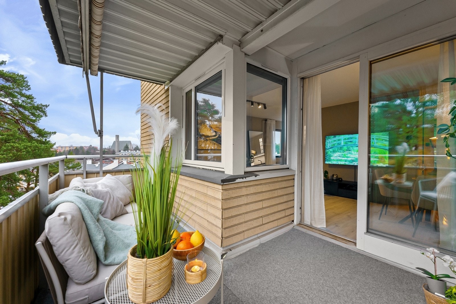 På balkongen er det tillatt med elektrisk- eller gassgrill. Her har du hyggelig utsyn over det flotte grønne nærområdet Galleribilde