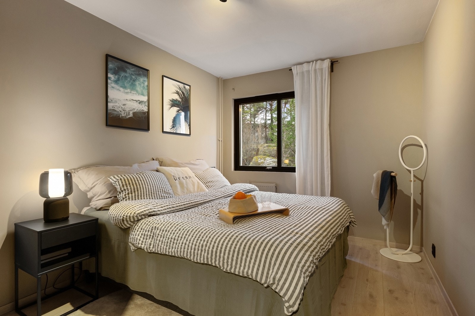 Her har nåværende eier sovet med vinduet åpent hele året rundt uten å bli plaget av støy Galleribilde