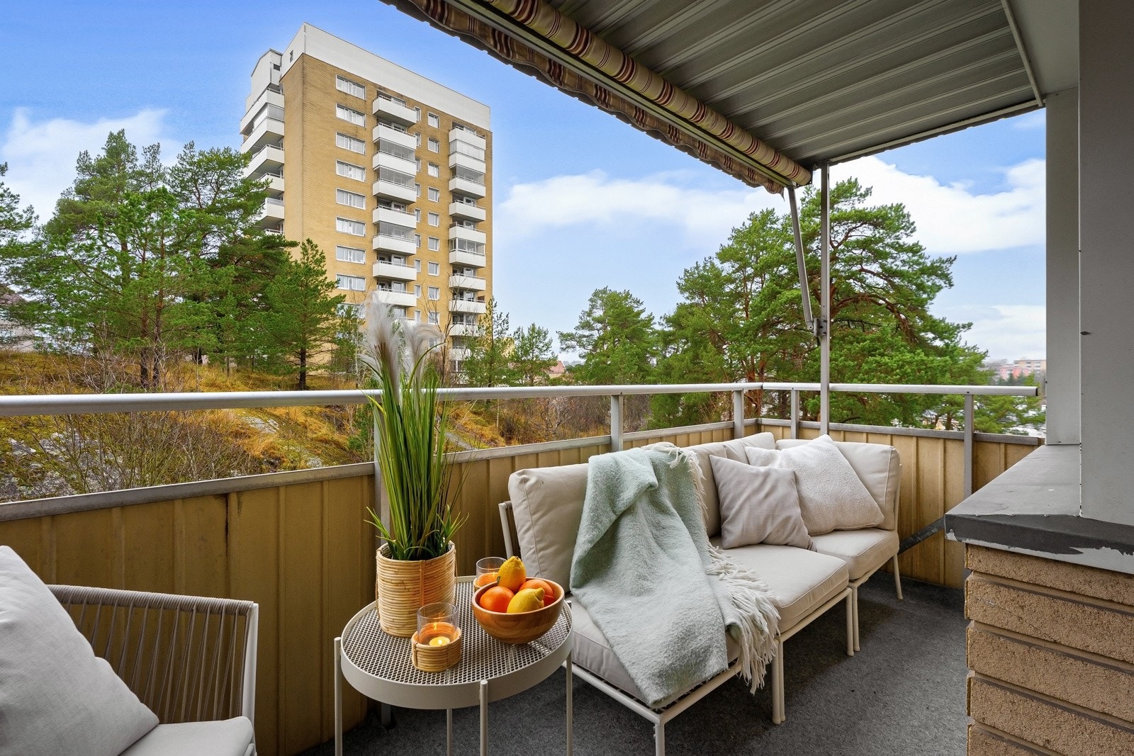 Dette er en lys og moderne leilighet oppgradert i senere år, med store vindusflater og balkong. Leiligheten har en sentral og populær beliggenhet på Ryen/Manglerud med kort vei til ''alt''. Galleribilde