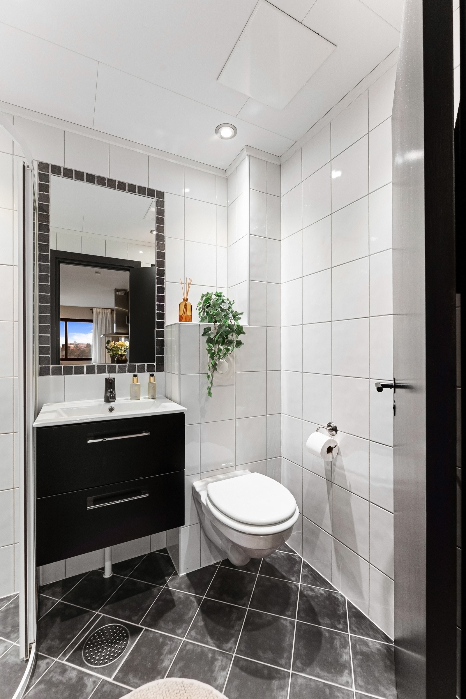 Lyst flislagt baderom fra 2007 tatt i regi av borettslaget i forbindelse med rørfornying Galleribilde