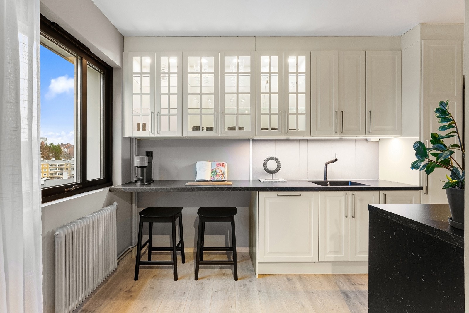 Kjøkkenet er opplyst å være fra 2012 fra tidligere salgsoppgave, og ble oppgradert i 2023 med ny ovn og platetopp av nåværende eier Galleribilde