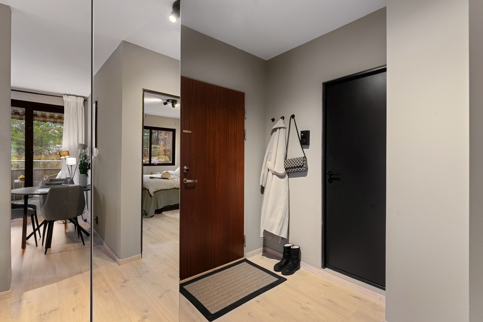 Innbydende inngangsparti med plass til oppheng av tøy og oppbevaring av sko i garderobeskap. Fra entréen er det adkomst til alle leilighetens rom Galleribilde