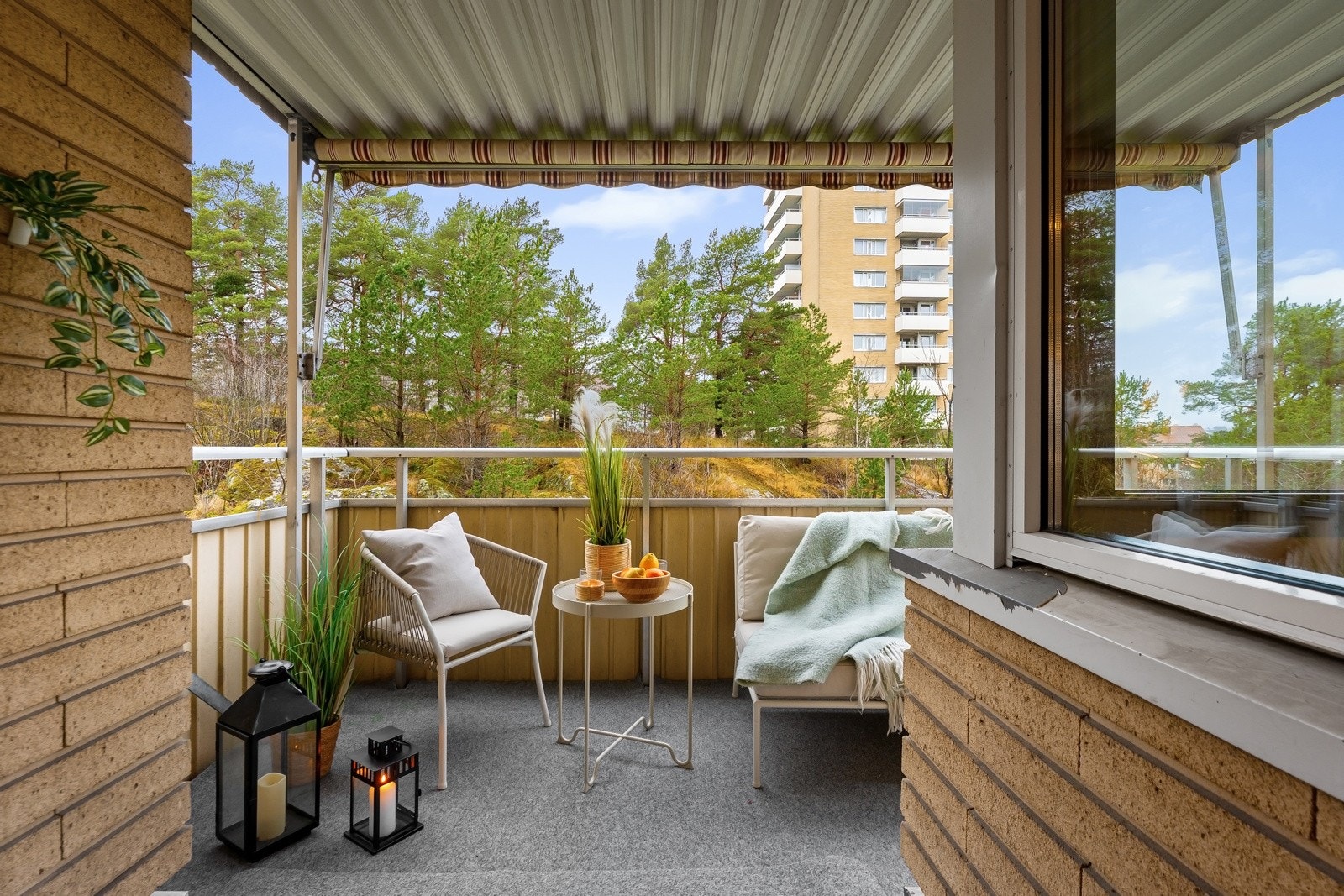 Solrik overbygget balkong på ca. 8 kvm, med god plass til utemøblement. Dette er den perfekte forlengelsen av stuen på sommertid, hvor du kan nyte solen fra ca. kl. 15:30 til ca. kl. 21 Galleribilde