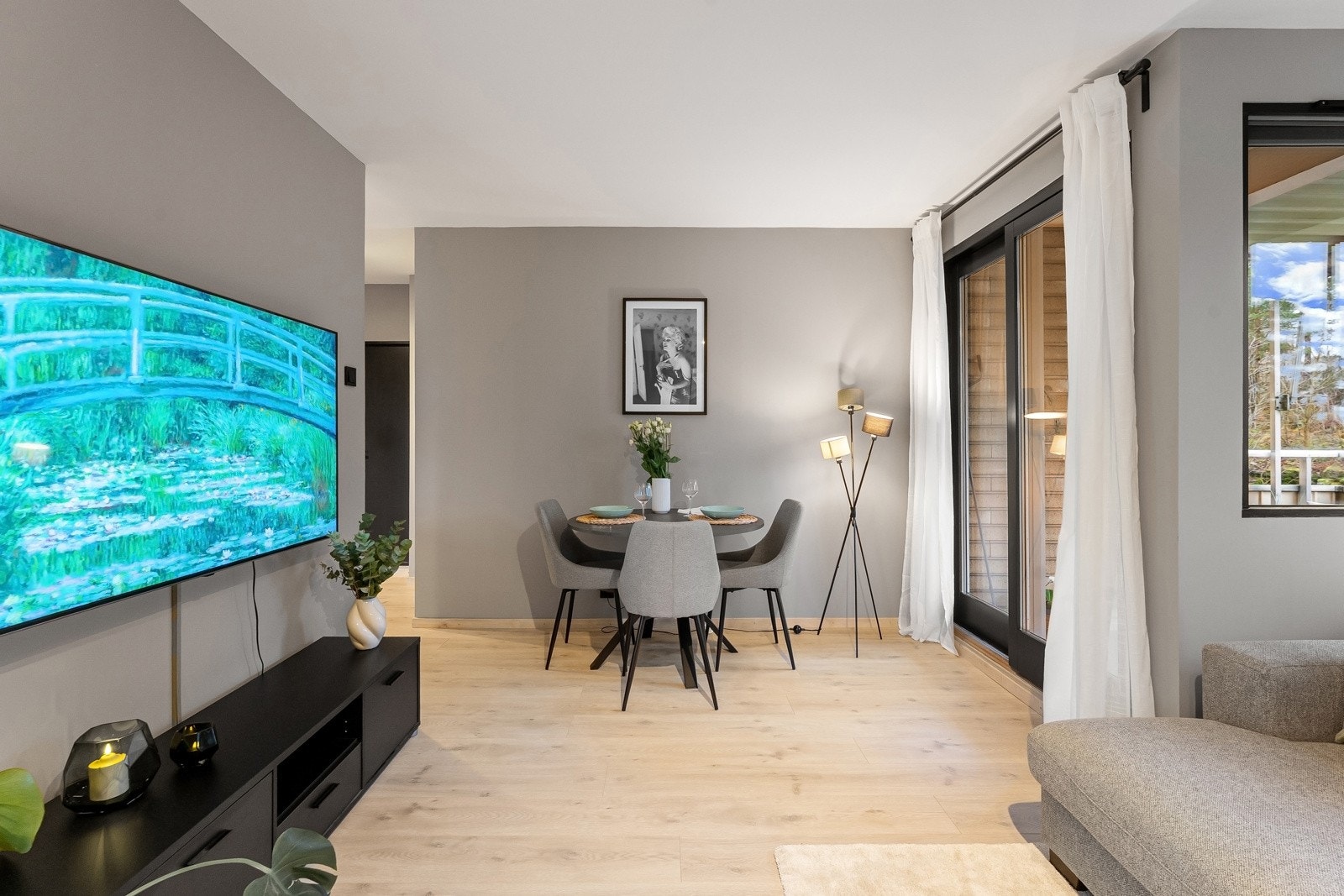 Stuens åpne løsning inn til kjøkkenet gjør dette til et svært sosialt rom, perfekt for hyggelige kvelder med venner og familie Galleribilde