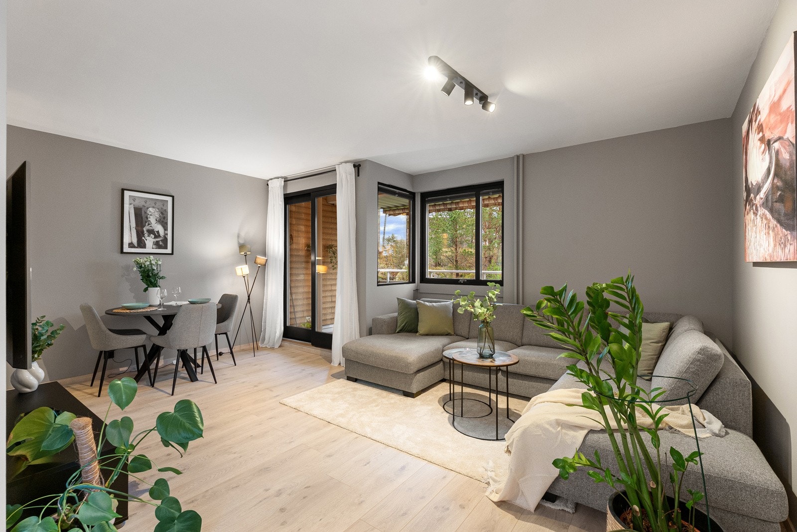 Synne Berg Farstad v/ Privatmegleren Aksept har gleden av å ønske velkommen til Raukveien 1! Foto: ZOVENFRA AS Galleribilde