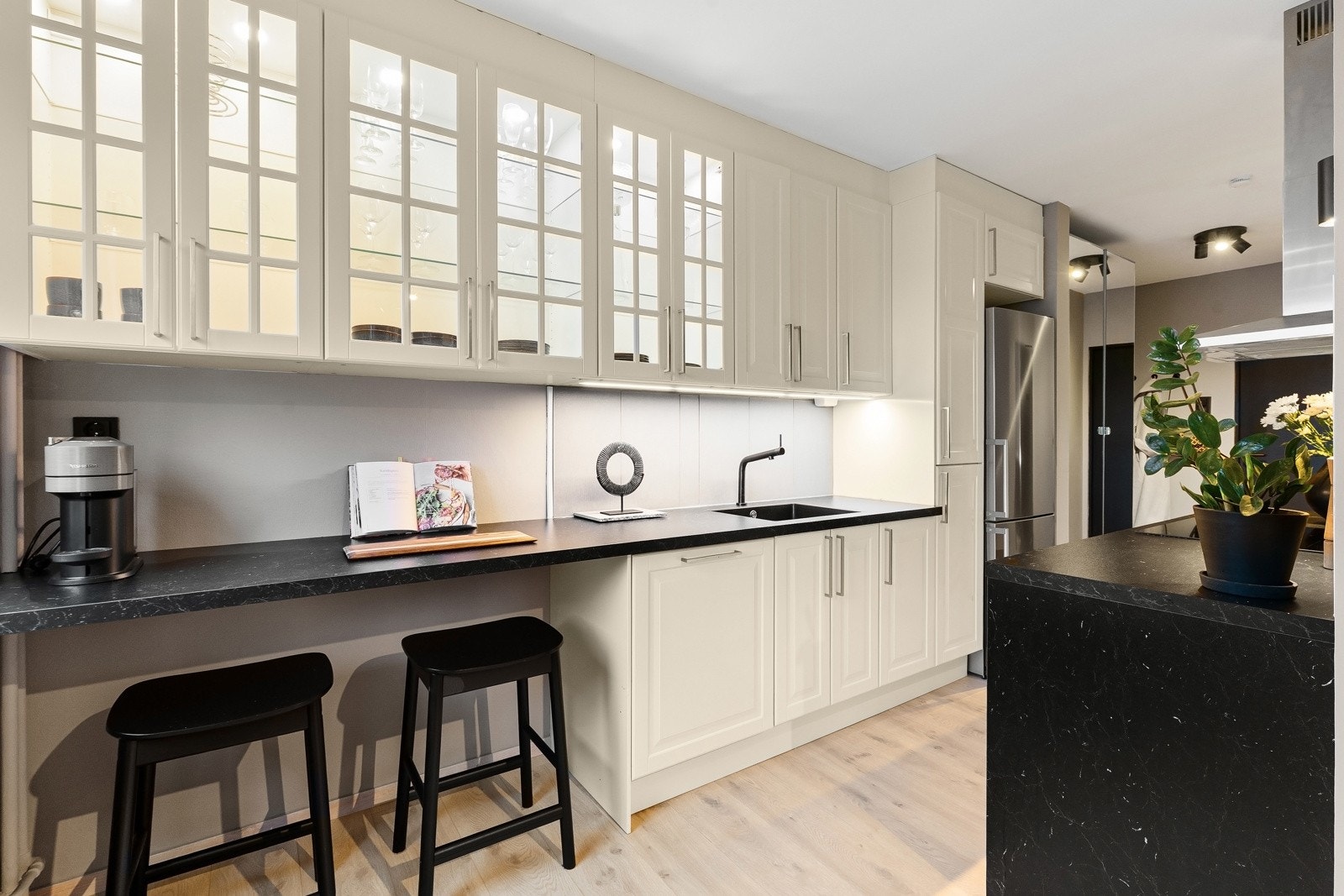 Her er det god plass til både matlaging, og til å nyte et måltid ved benkeplaten Galleribilde