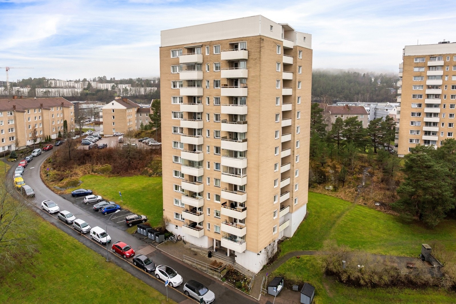 Fasade - Raukveien 1. Like ved bygningen er det parkeringsmuligheter på borettslagets parkeringsplass. Hver leilighet får 1 parkeringstillatelse, og parkering skjer etter førstemann-til-mølla prinsippet Galleribilde